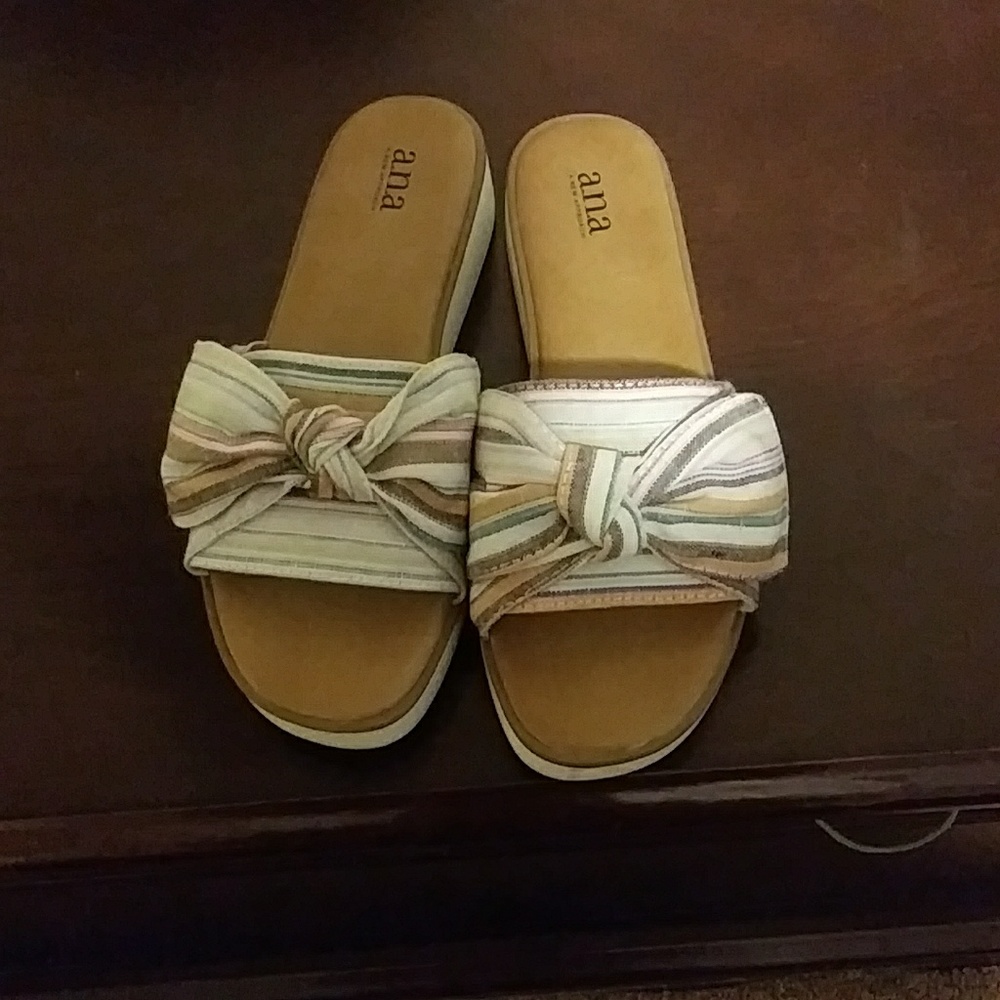 Women mini platform sandals......awesome condition